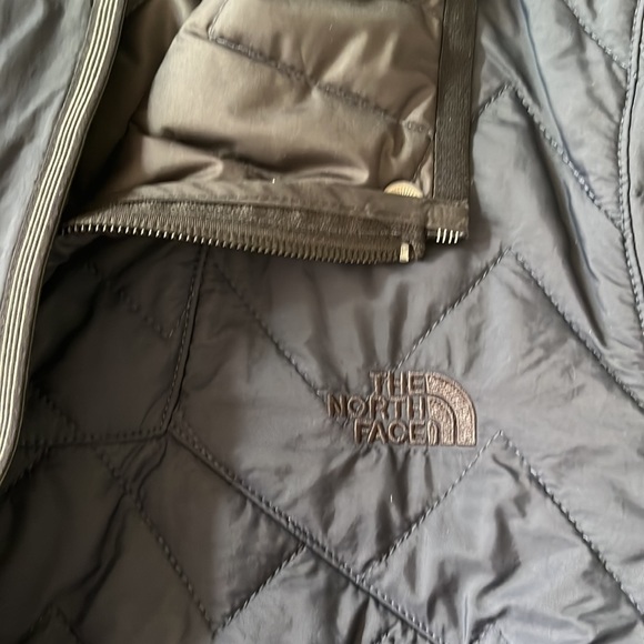 The North Face navy jacket. Women size large - Picture 3 of 9